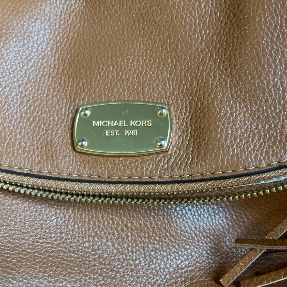 Michael Kors medium size brown leather crossbody or shoulder. Good conditions - Picture 3 of 6